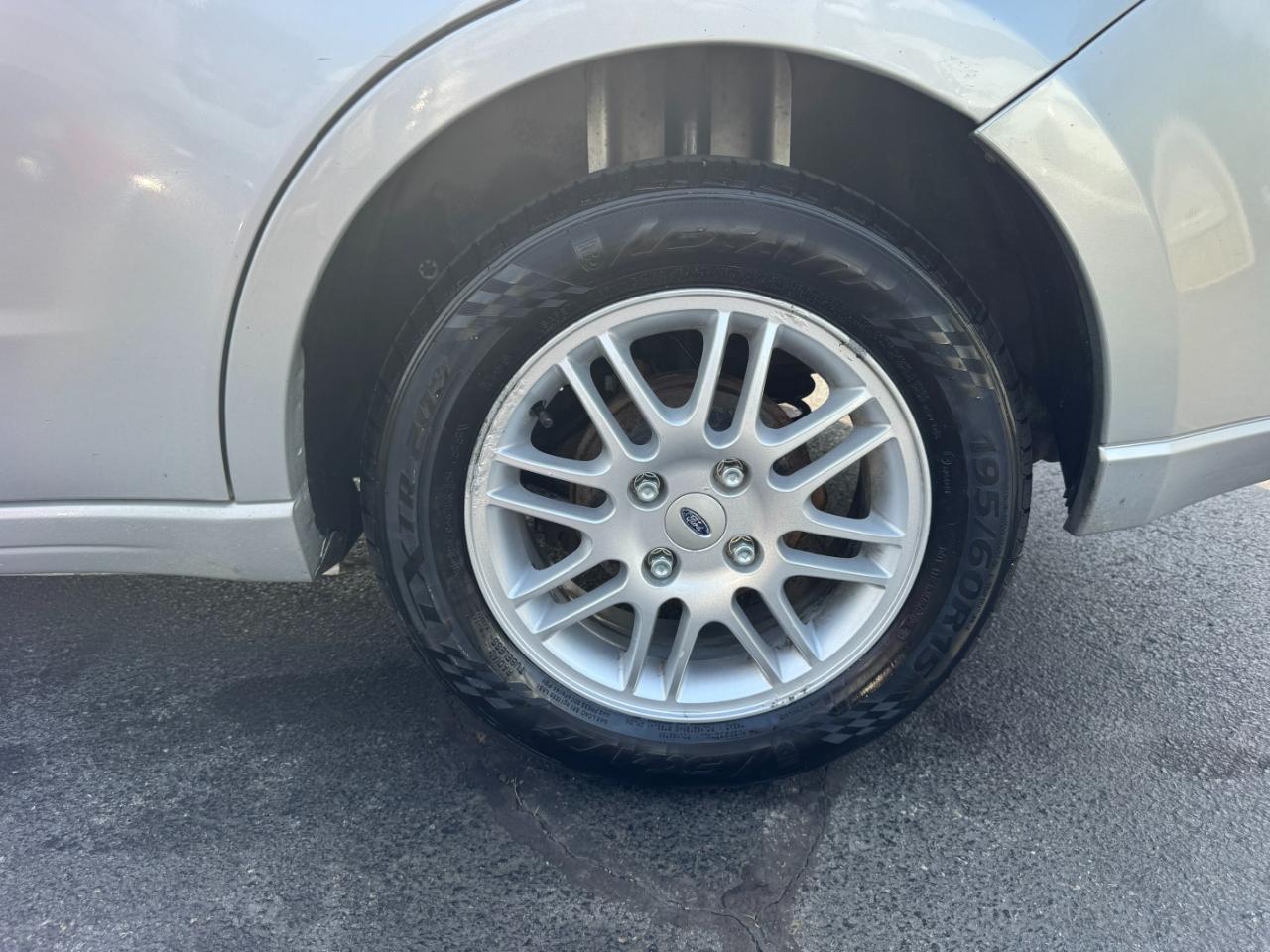 Ford Focus SE Sedan 2010