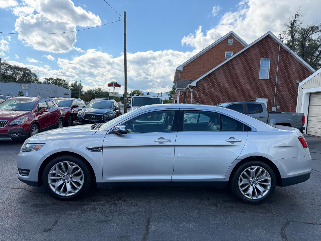 Ford Taurus Limited FWD 2017