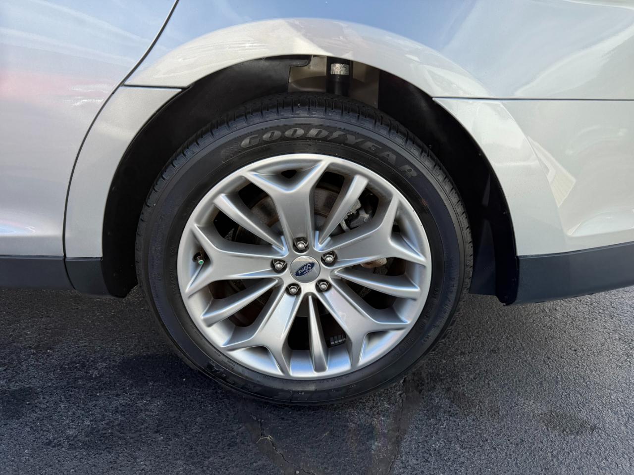 Ford Taurus Limited FWD 2017