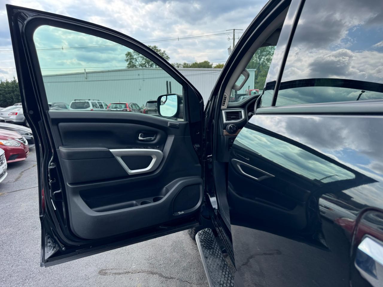 Nissan Titan SL Crew Cab 4WD 2019