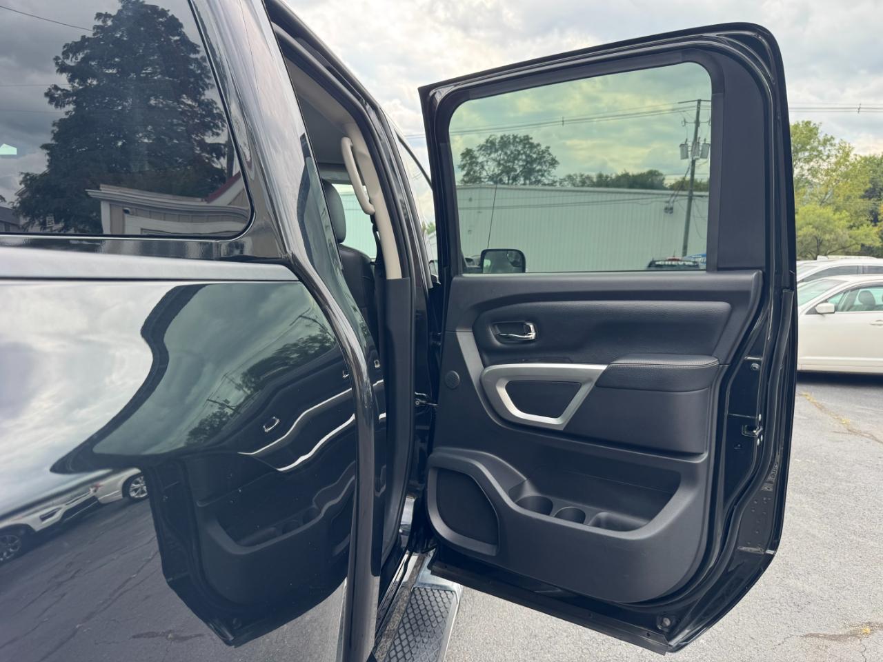 Nissan Titan SL Crew Cab 4WD 2019