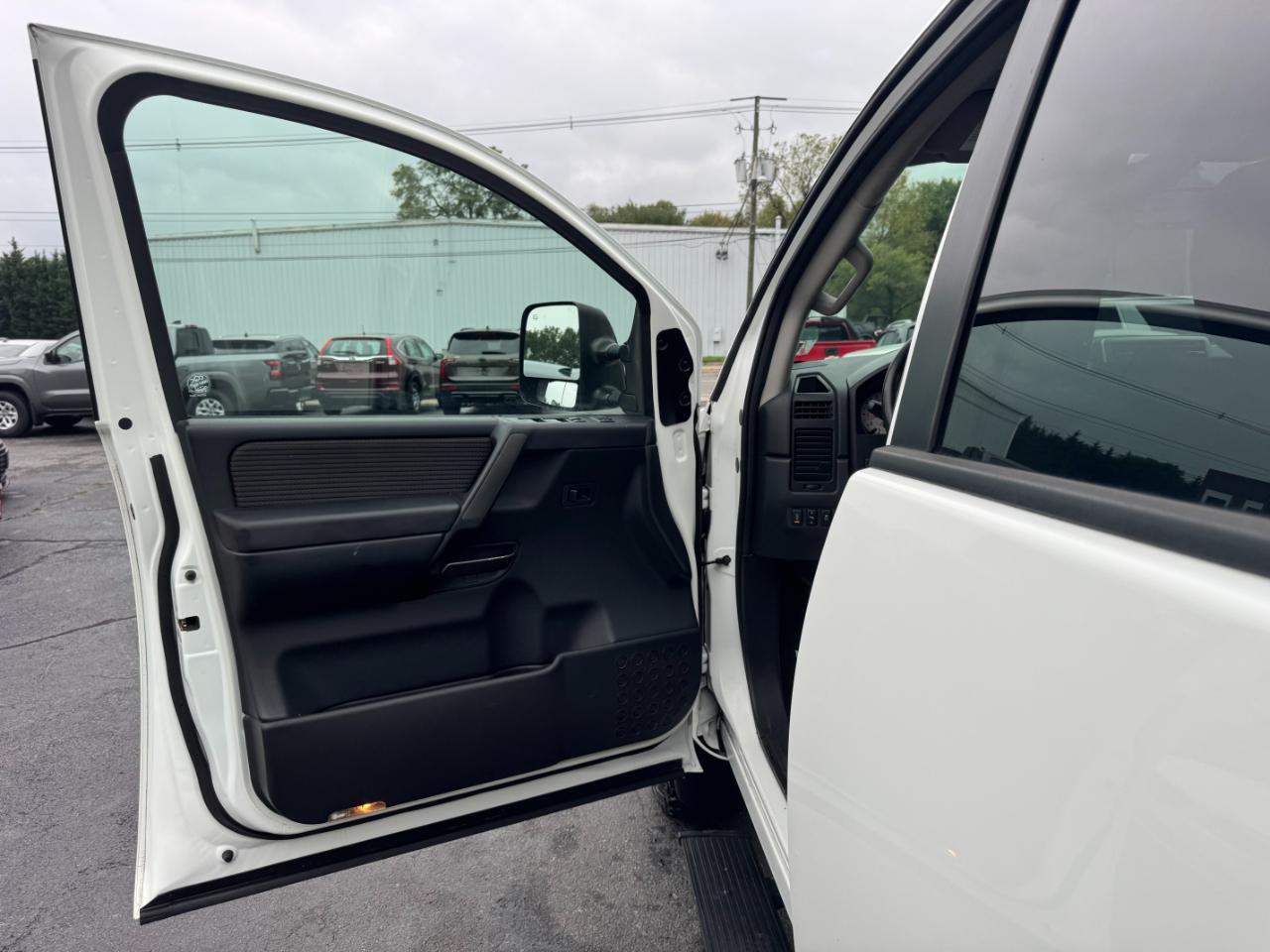 Nissan Titan PRO-4X Crew Cab 4WD SWB 2013