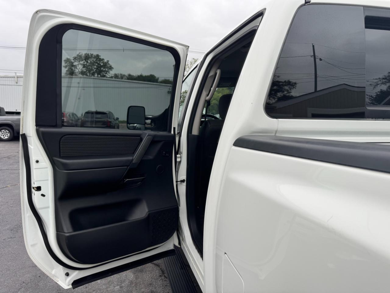 Nissan Titan PRO-4X Crew Cab 4WD SWB 2013