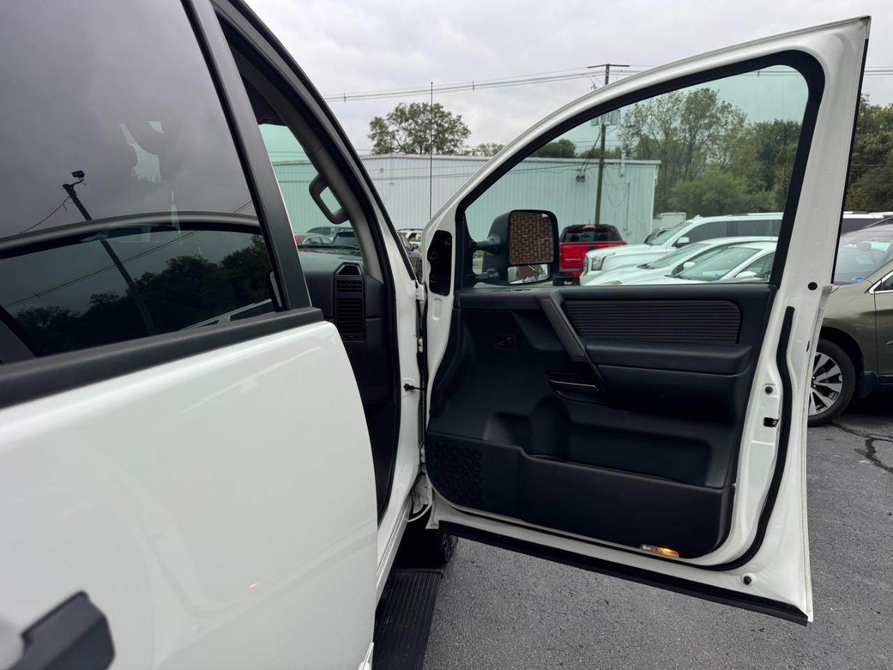 Nissan Titan PRO-4X Crew Cab 4WD SWB 2013