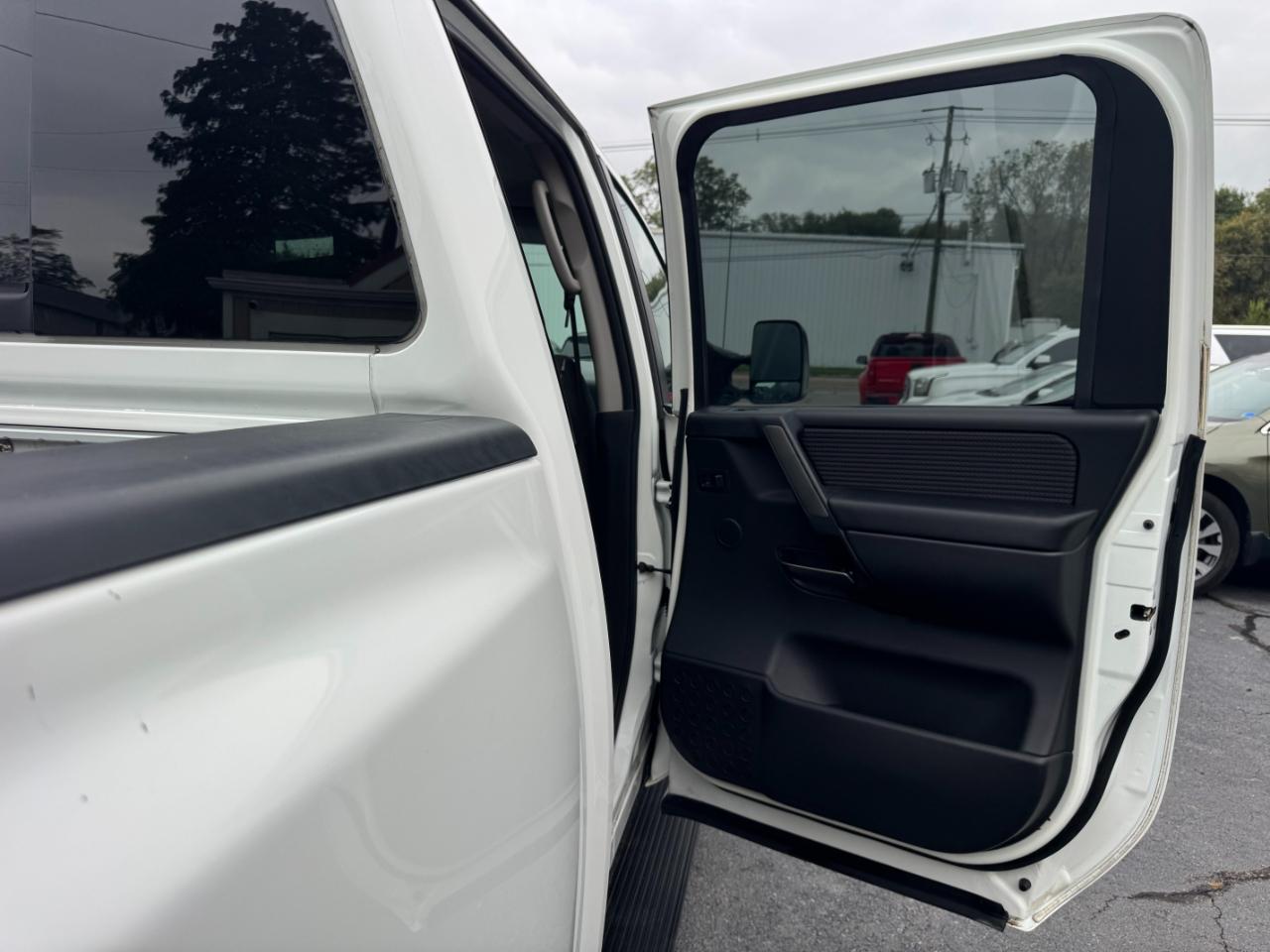 Nissan Titan PRO-4X Crew Cab 4WD SWB 2013