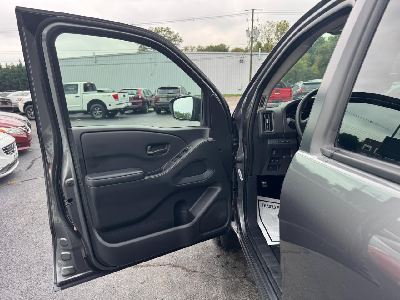 Nissan Frontier SV Crew Cab 4WD 2025