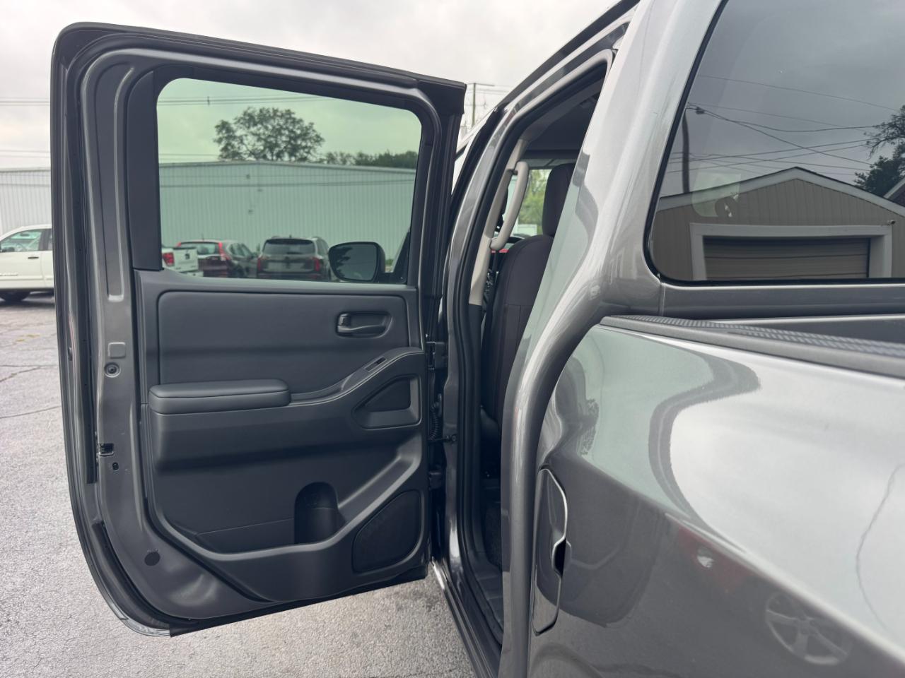 Nissan Frontier SV Crew Cab 4WD 2025