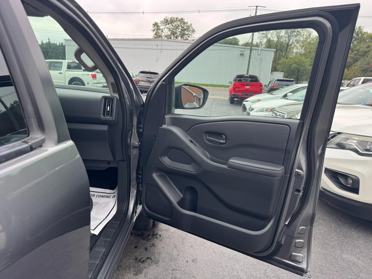 Nissan Frontier SV Crew Cab 4WD 2025