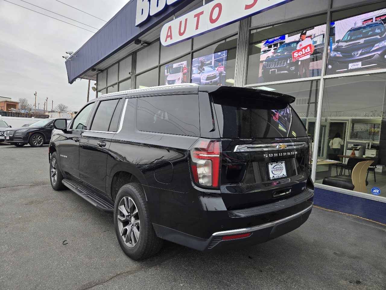 Chevrolet Suburban 4WD 4dr LT 2023