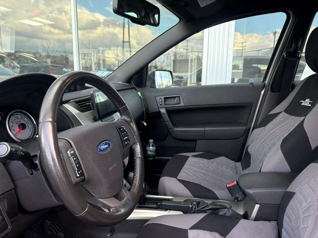 Ford Focus 4dr Sdn SE 2010