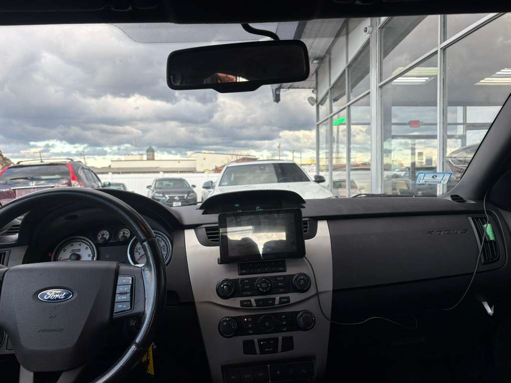 Ford Focus 4dr Sdn SE 2010