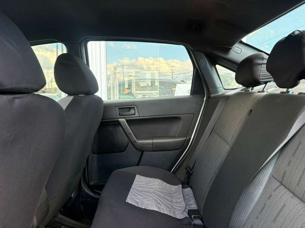 Ford Focus 4dr Sdn SE 2010