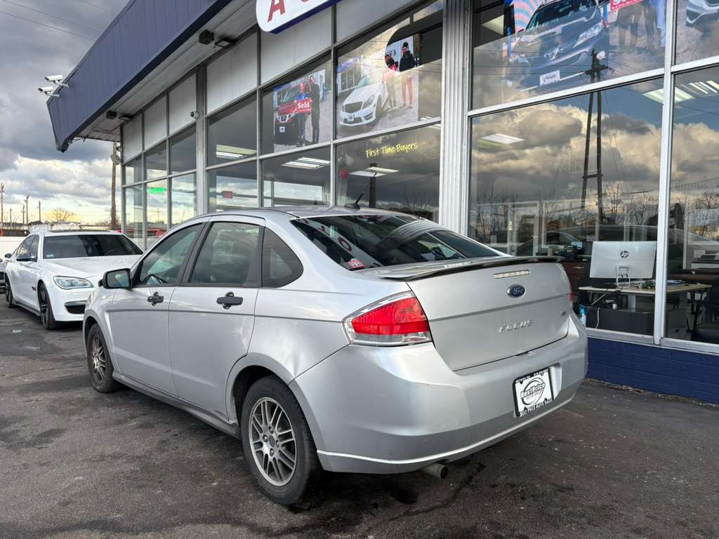 Ford Focus 4dr Sdn SE 2010