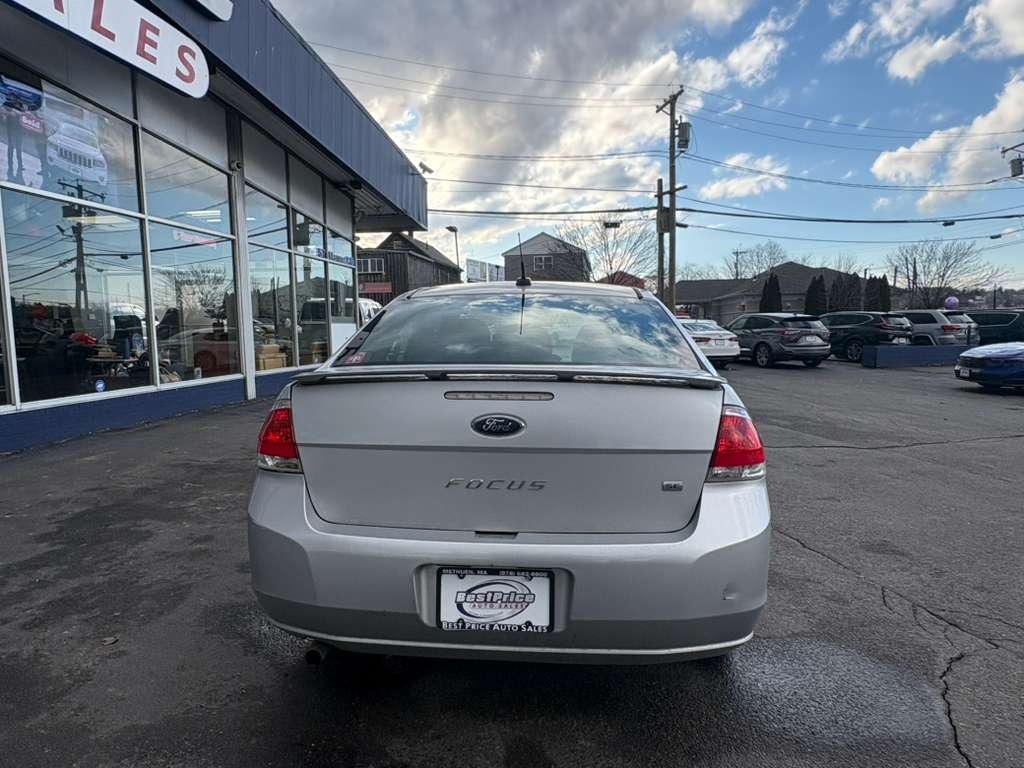 Ford Focus 4dr Sdn SE 2010