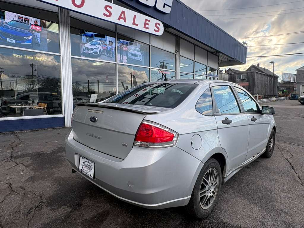 Ford Focus 4dr Sdn SE 2010