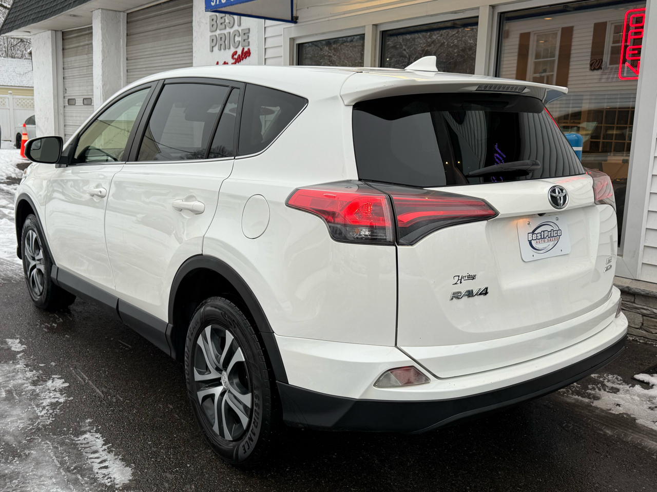 Toyota RAV4 LE AWD (Natl) 2018