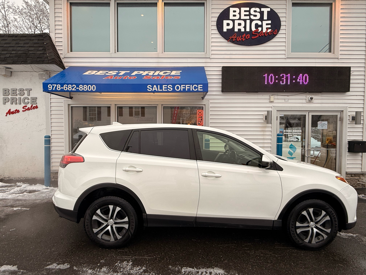 Toyota RAV4 LE AWD (Natl) 2018