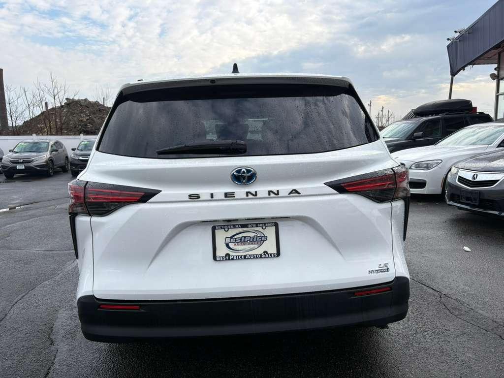 Toyota Sienna LE FWD 8-Passenger (Natl) 2021