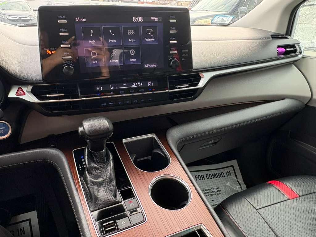 Toyota Sienna LE FWD 8-Passenger (Natl) 2021