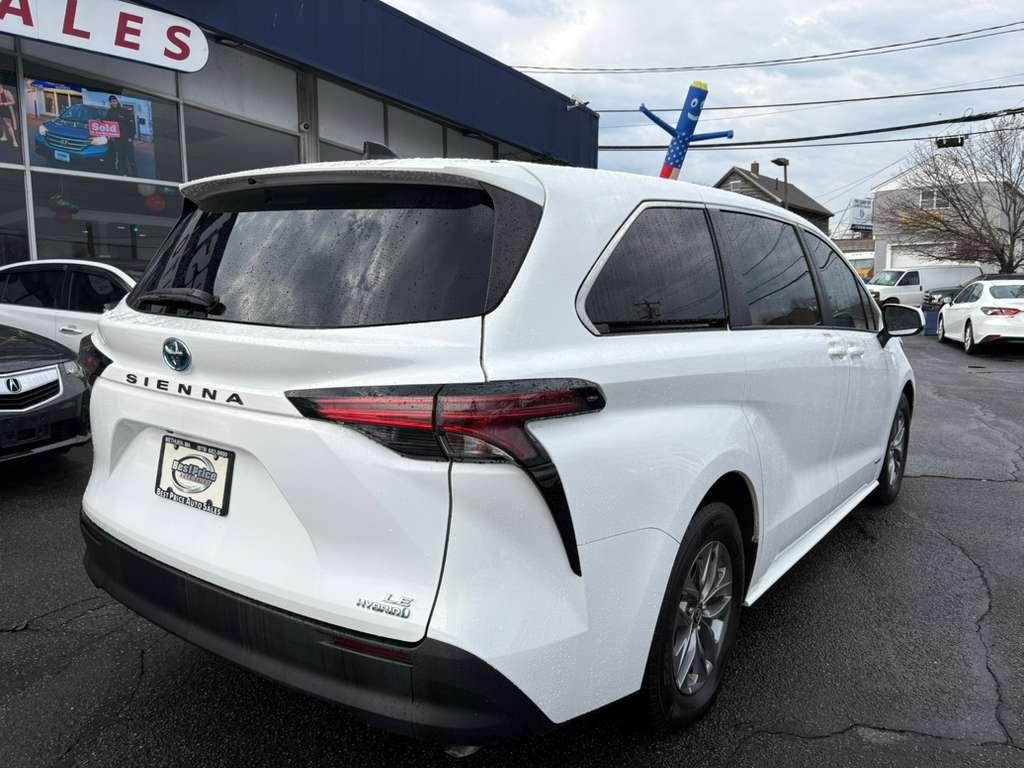 Toyota Sienna LE FWD 8-Passenger (Natl) 2021