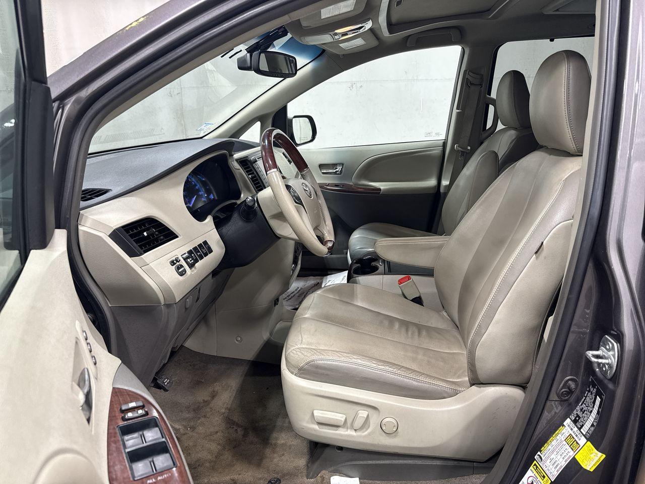 Toyota Sienna 5dr 7-Pass Van V6 Ltd AWD (Natl) 2014