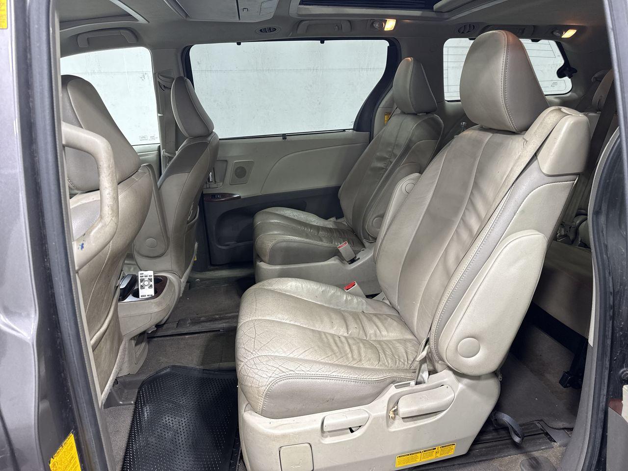 Toyota Sienna 5dr 7-Pass Van V6 Ltd AWD (Natl) 2014