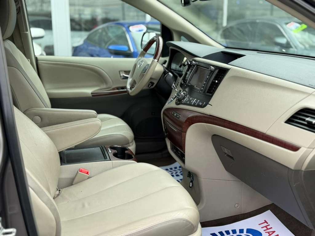 Toyota Sienna 5dr 7-Pass Van V6 Ltd AWD (Natl) 2014
