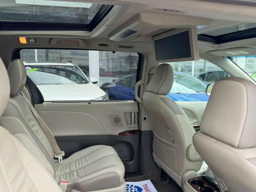 Toyota Sienna 5dr 7-Pass Van V6 Ltd AWD (Natl) 2014