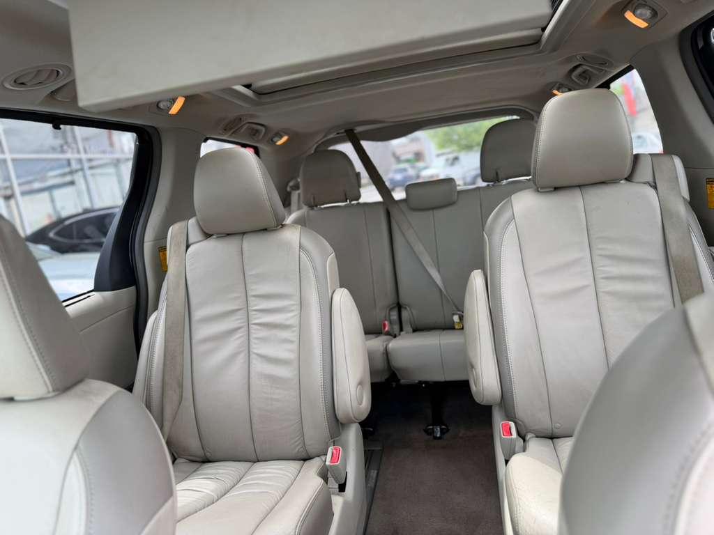 Toyota Sienna 5dr 7-Pass Van V6 Ltd AWD (Natl) 2014