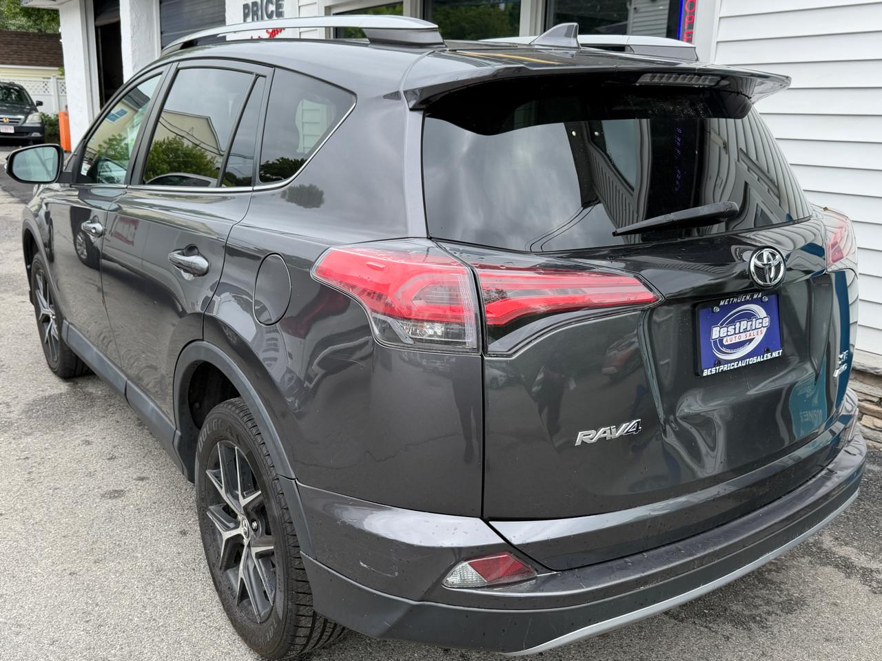 Toyota RAV4 SE AWD (Natl) 2017