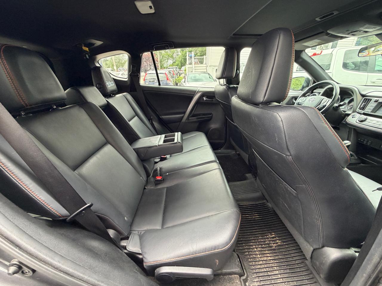 Toyota RAV4 SE AWD (Natl) 2017