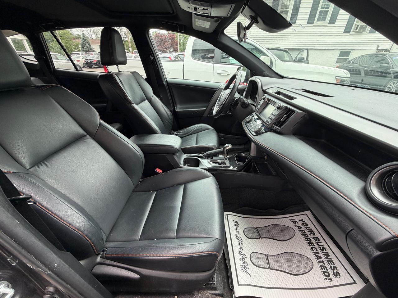 Toyota RAV4 SE AWD (Natl) 2017
