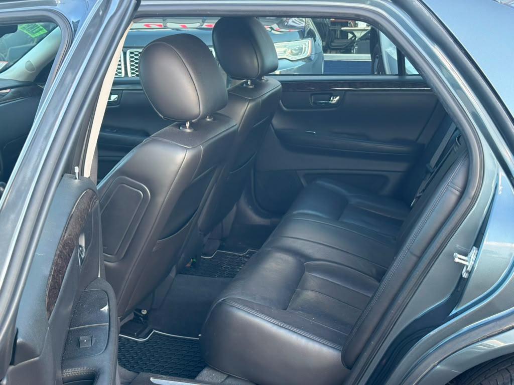 Cadillac DTS 4dr Sdn w/1SA 2010