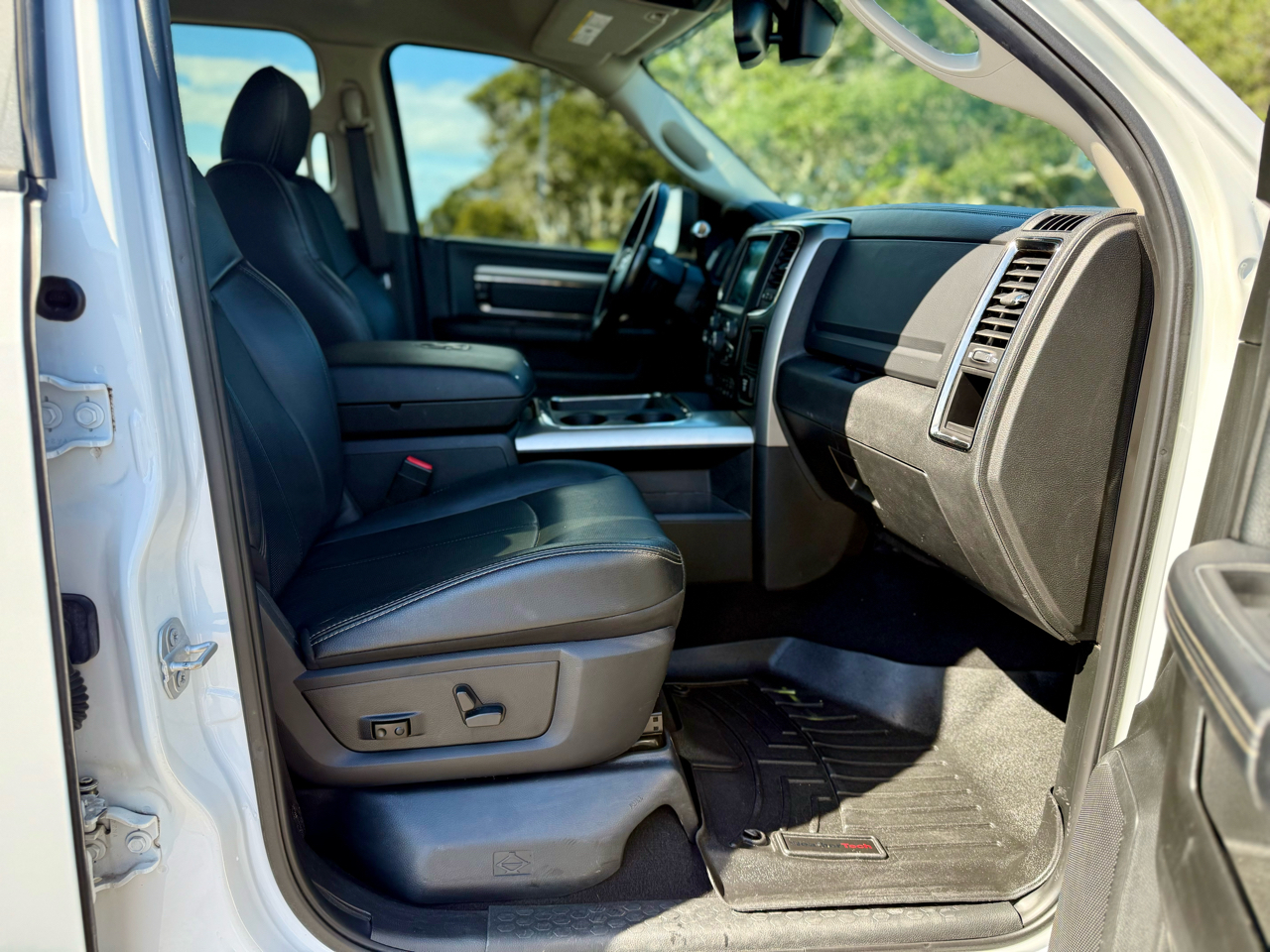 RAM 3500 Laramie Crew Cab SWB 4WD 2018 RAM 3500 Laramie Crew Cab SWB 4WD 2018