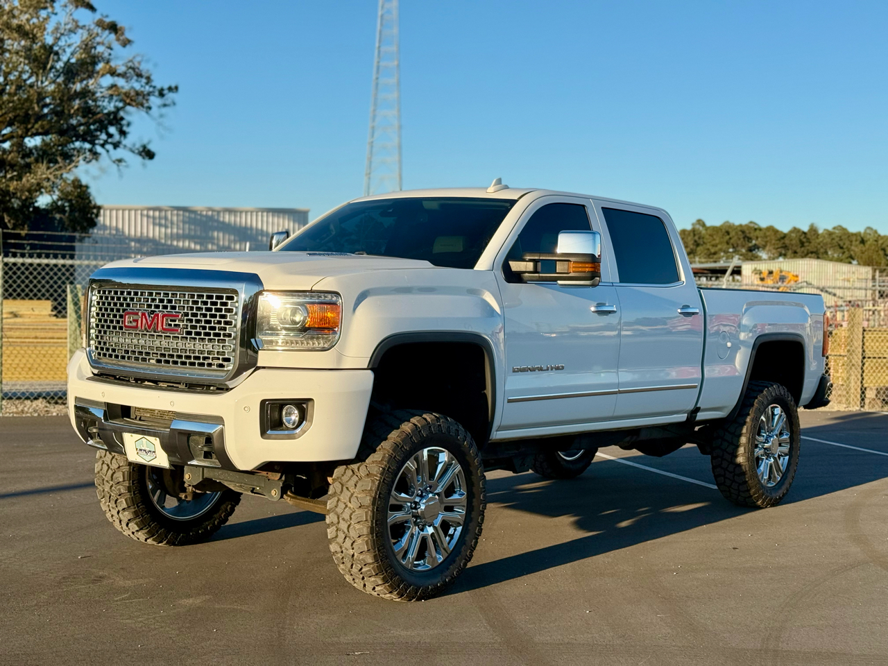 GMC Sierra 2500HD Denali Crew Cab 4WD 2016 GMC Sierra 2500HD Denali Crew Cab 4WD 2016