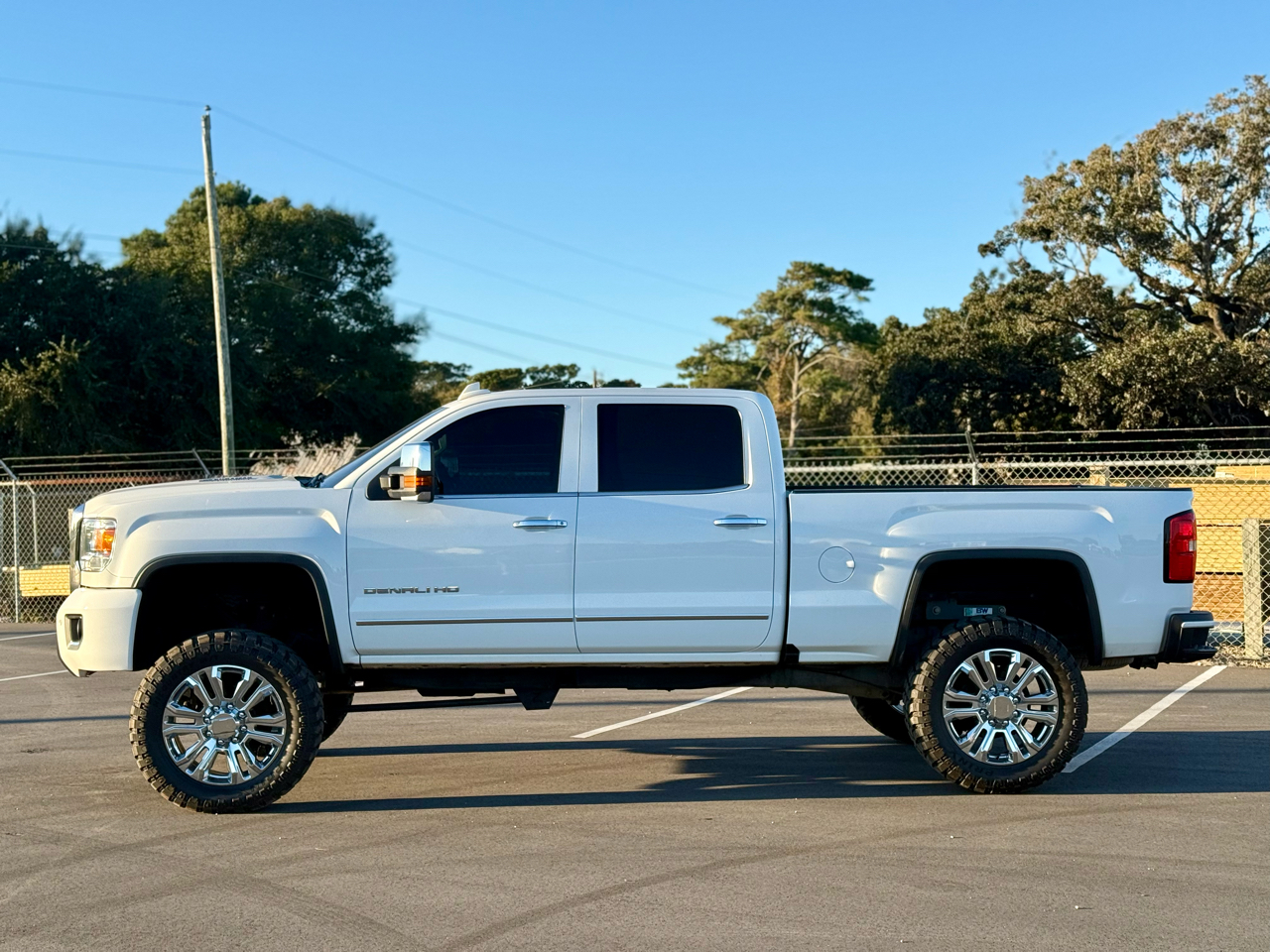 GMC Sierra 2500HD Denali Crew Cab 4WD 2016 GMC Sierra 2500HD Denali Crew Cab 4WD 2016
