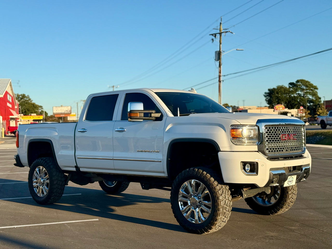 GMC Sierra 2500HD Denali Crew Cab 4WD 2016 GMC Sierra 2500HD Denali Crew Cab 4WD 2016
