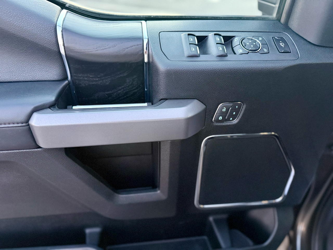 Ford F-350 SD Platinum Crew Cab 4WD 2018