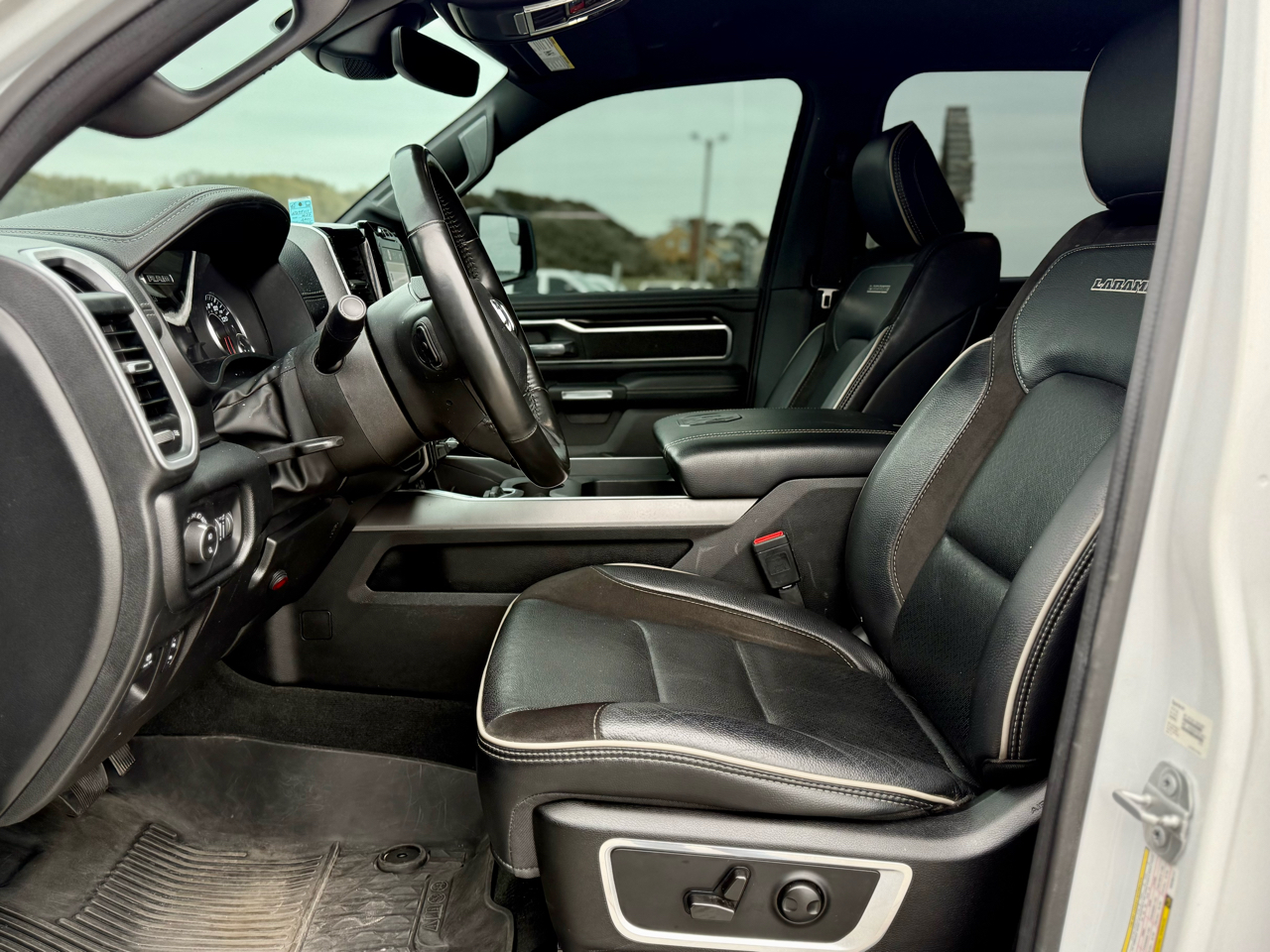 RAM 1500 Laramie Crew Cab SWB 4WD 2022