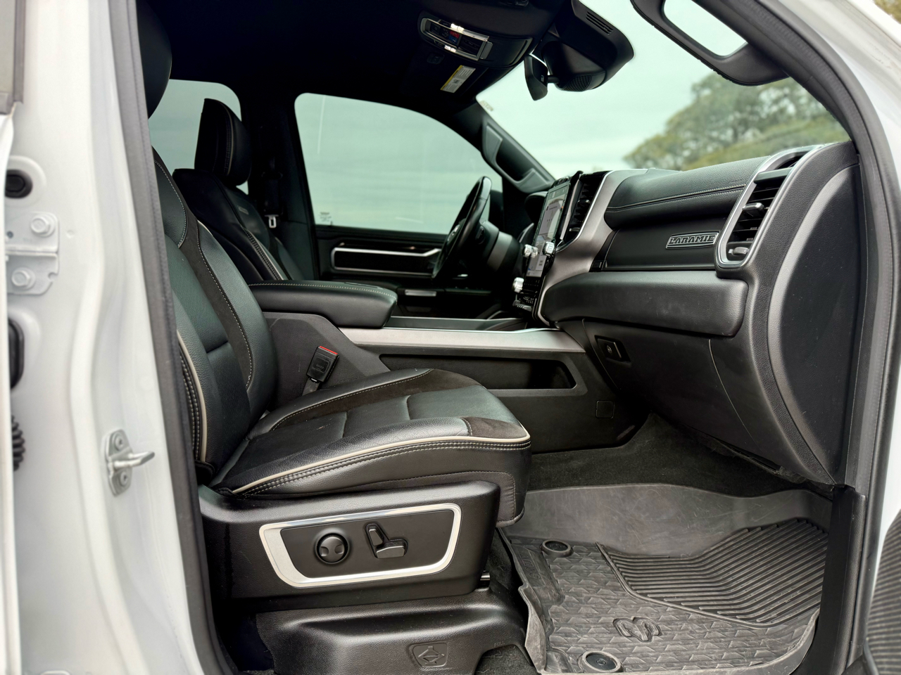 RAM 1500 Laramie Crew Cab SWB 4WD 2022