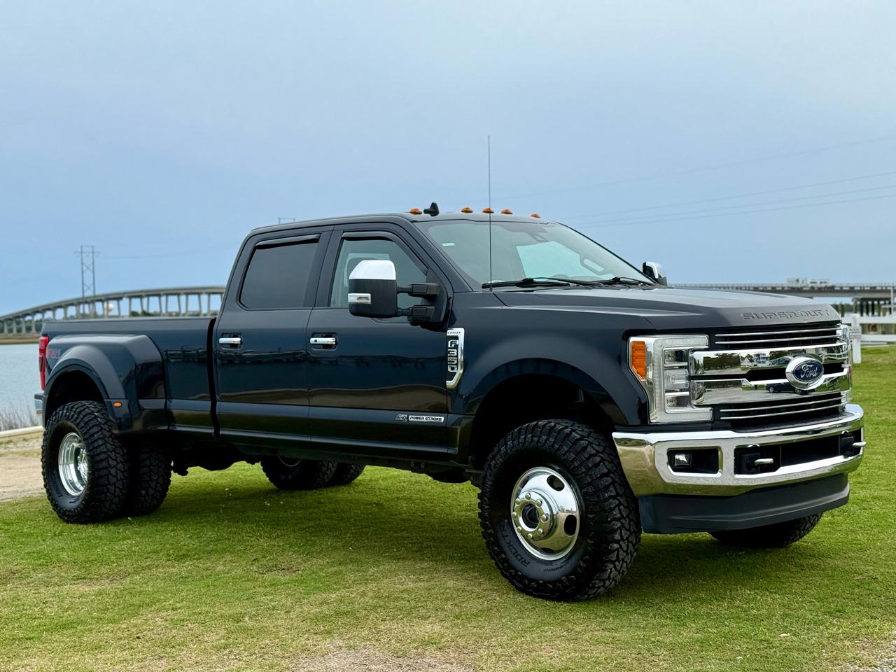 Ford F-350 SD Lariat Crew Cab Long Bed DRW 4WD 2019