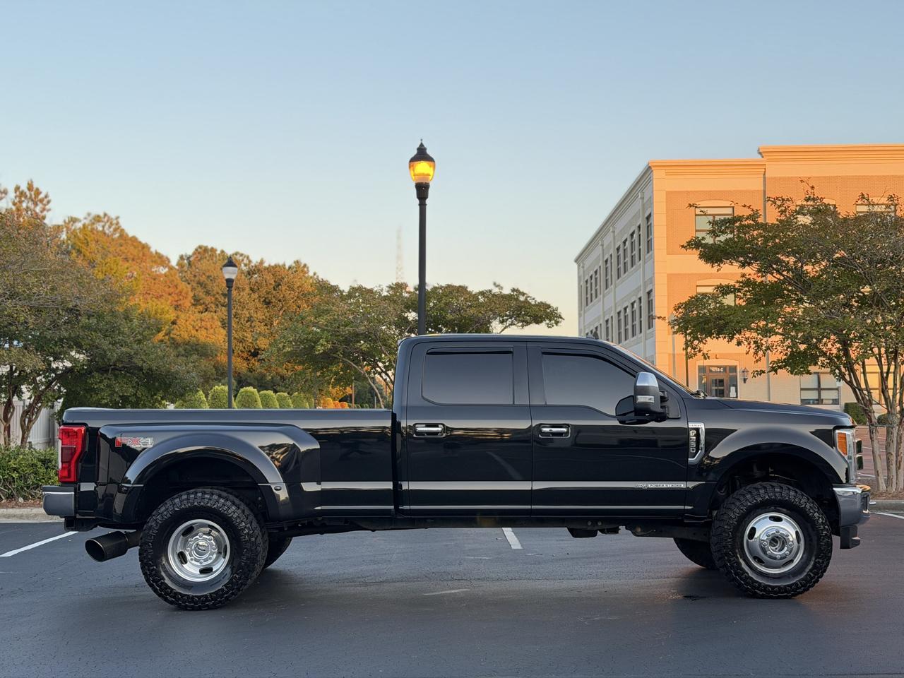 Ford F-350 SD Lariat Crew Cab Long Bed DRW 4WD 2019