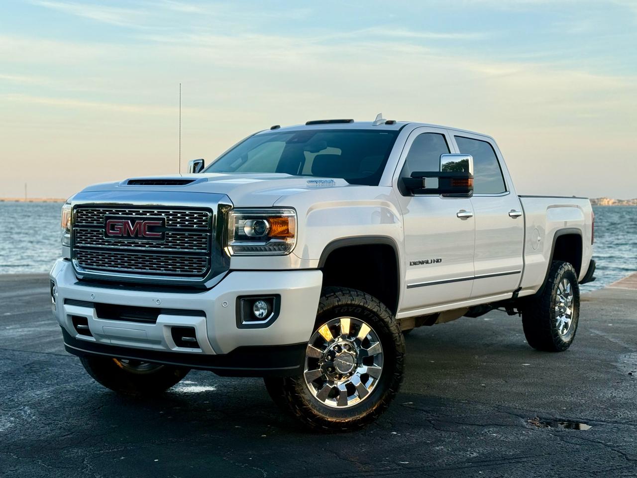 GMC Sierra 2500HD Denali Crew Cab 4WD 2019