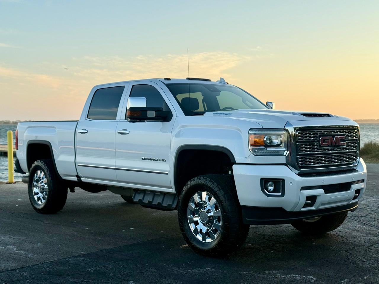 GMC Sierra 2500HD Denali Crew Cab 4WD 2019
