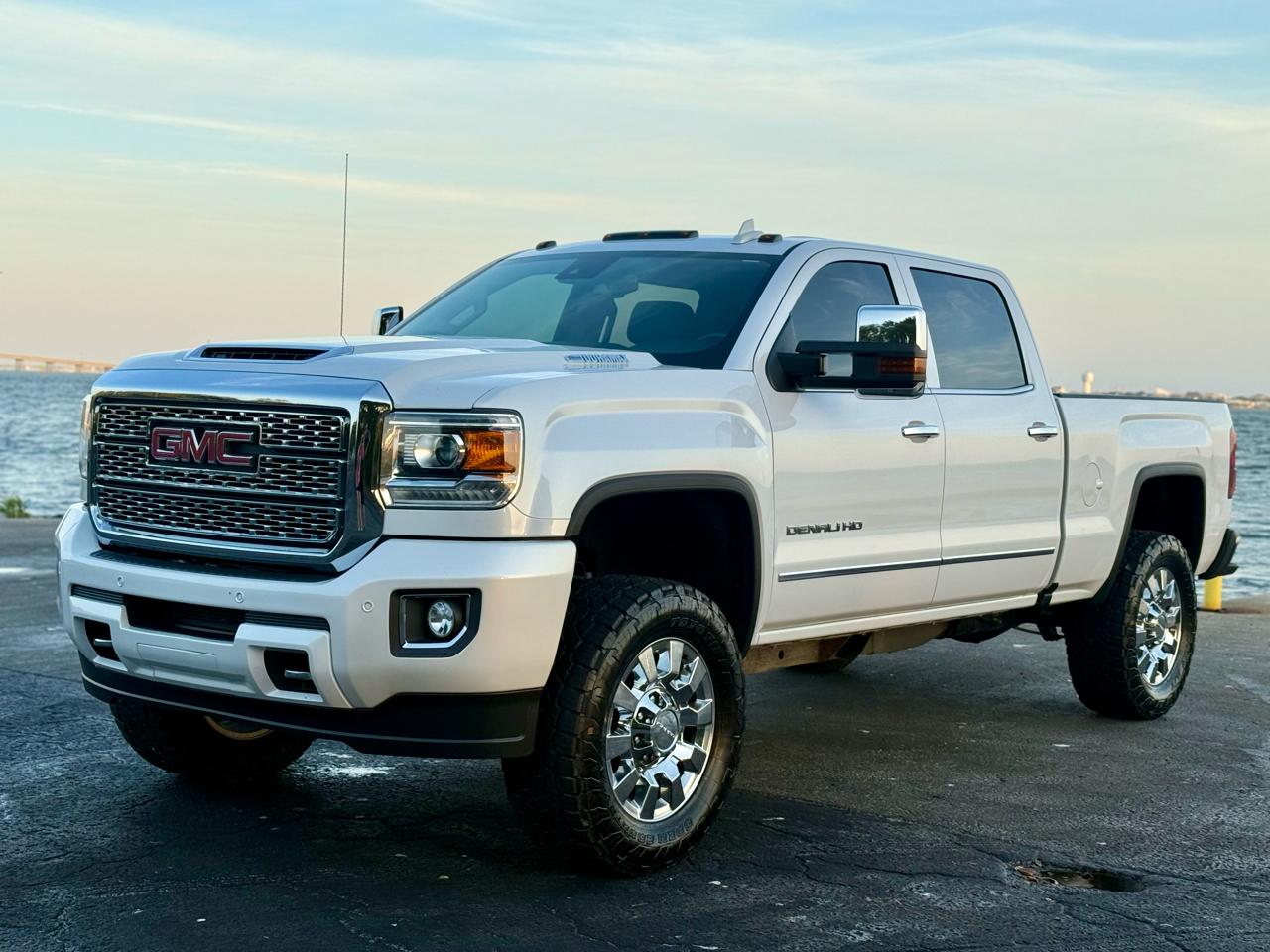 GMC Sierra 2500HD Denali Crew Cab 4WD 2019