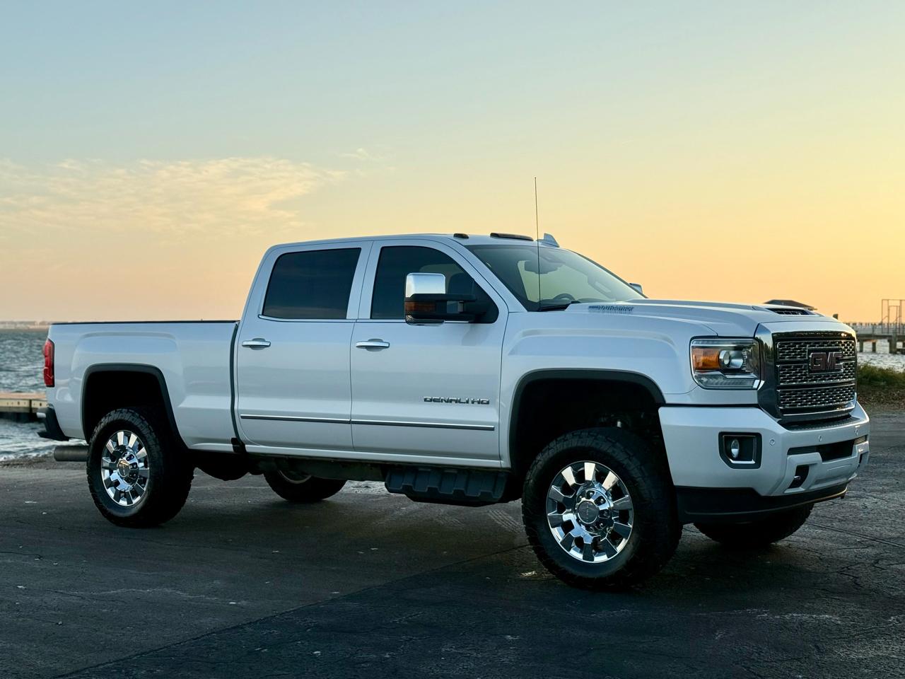 GMC Sierra 2500HD Denali Crew Cab 4WD 2019
