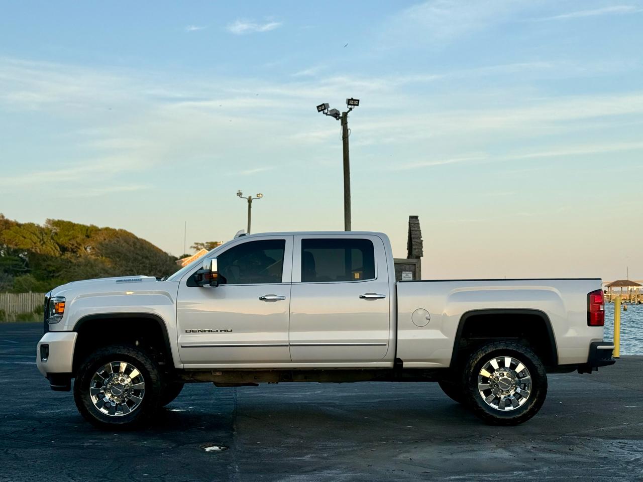 GMC Sierra 2500HD Denali Crew Cab 4WD 2019
