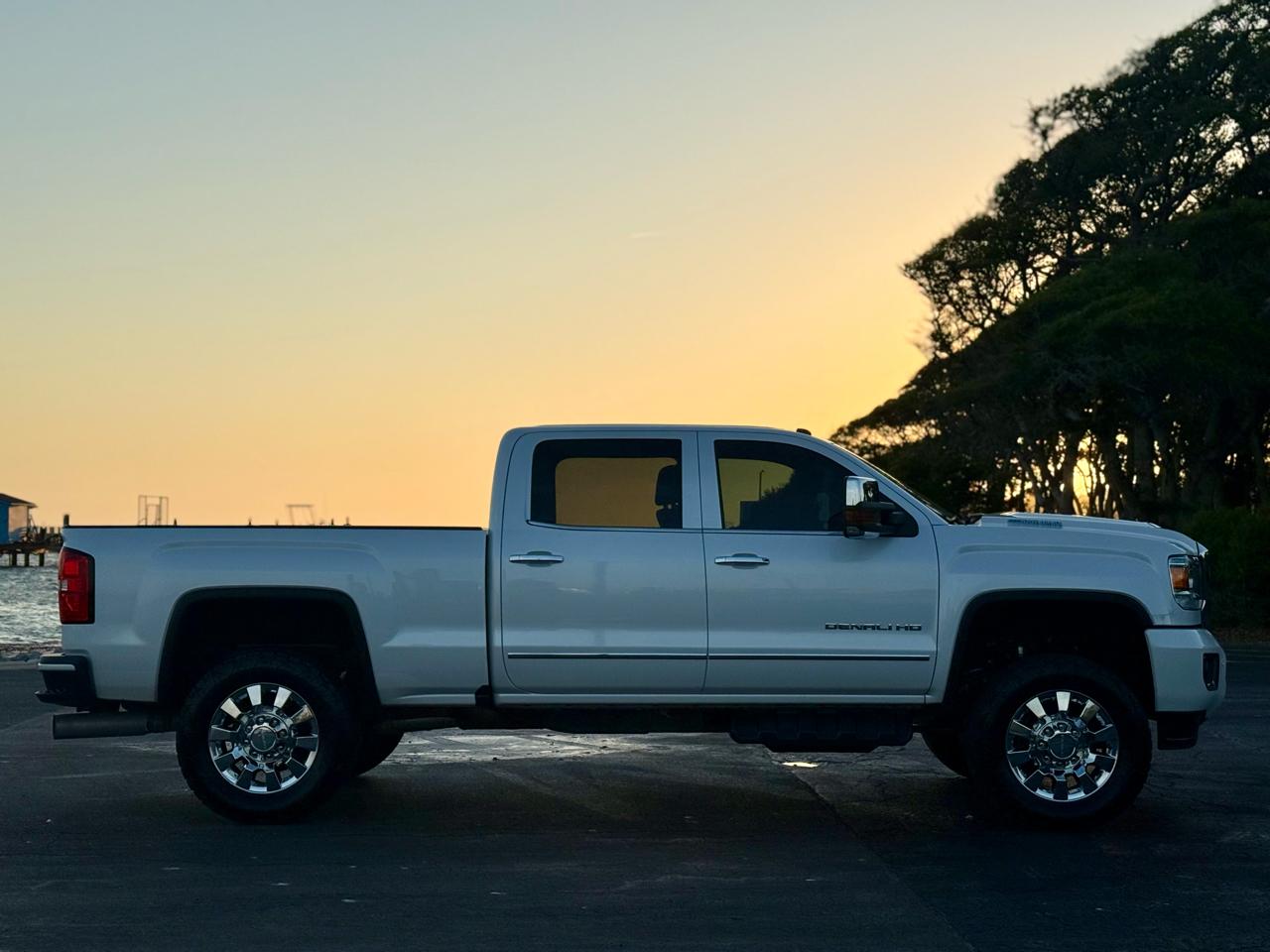 GMC Sierra 2500HD Denali Crew Cab 4WD 2019