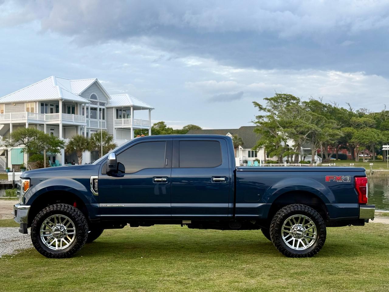 Ford F-350 SD Lariat Crew Cab 4WD 2017