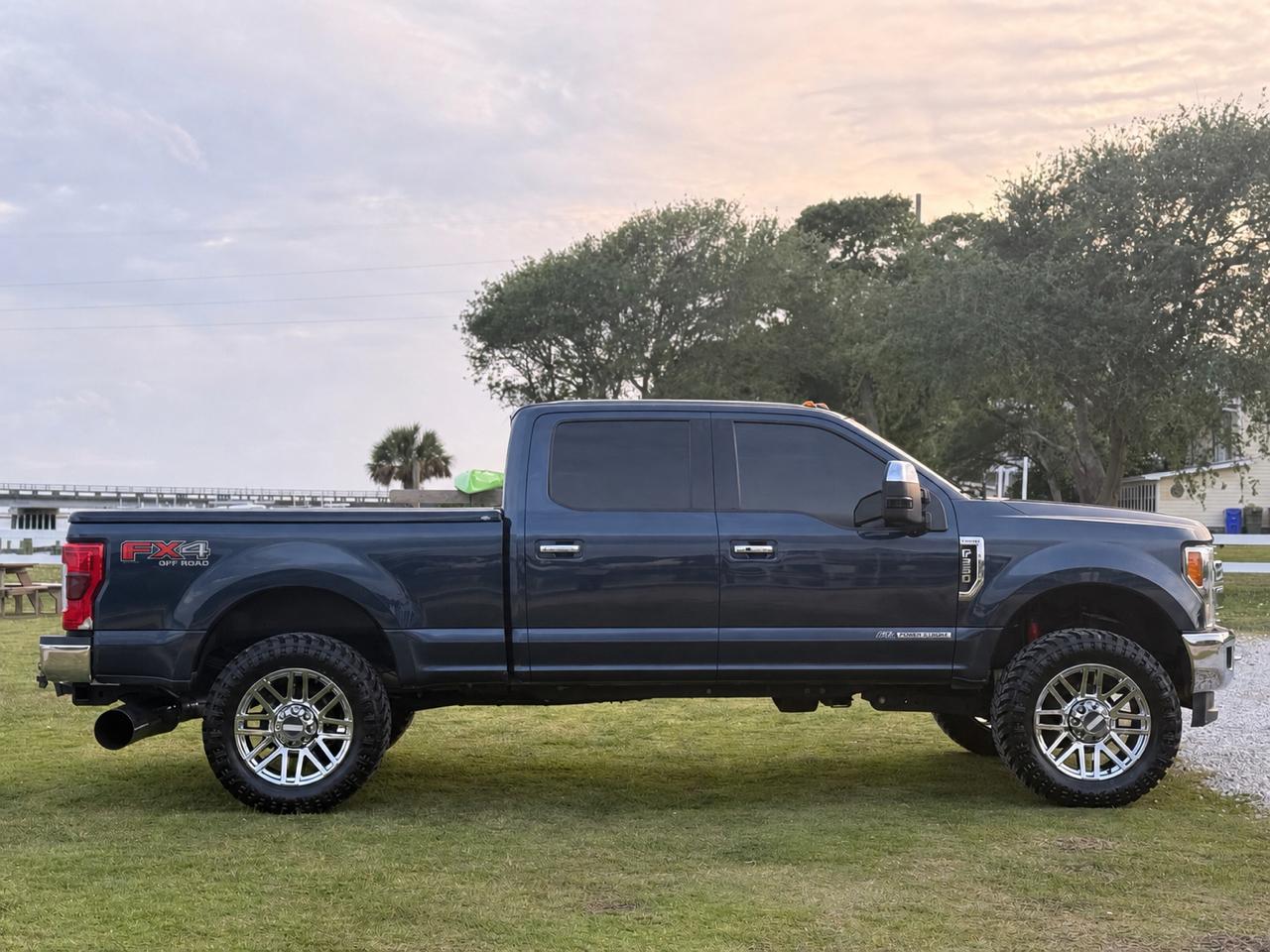 Ford F-350 SD Lariat Crew Cab 4WD 2017